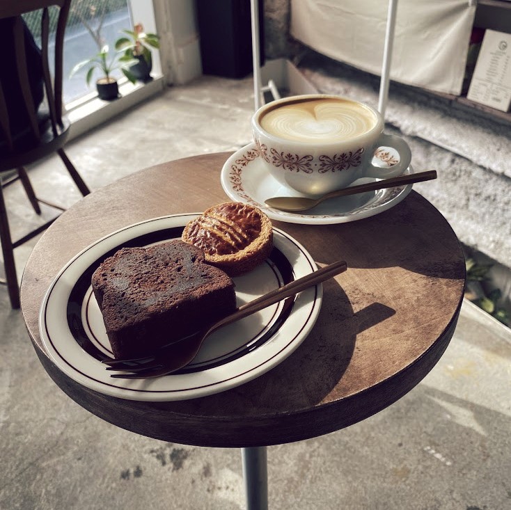 unplugged coffee standのコーヒーと焼き菓子の写真