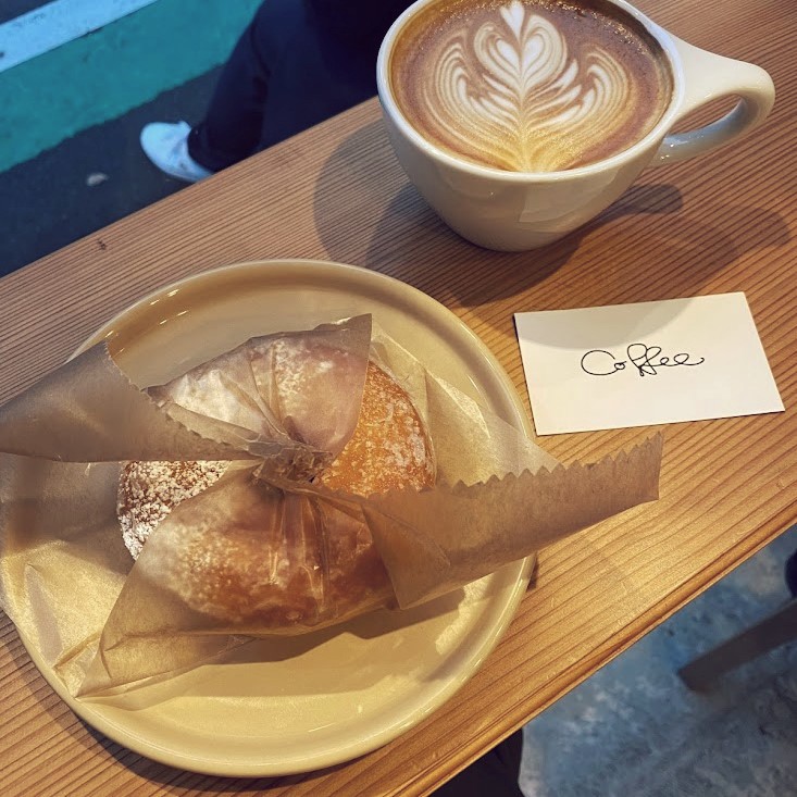 yoshida coffee sangubashiのコーヒーとドーナツの写真